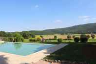 สระว่ายน้ำ Fattoria Agriturismo Il Colombaio