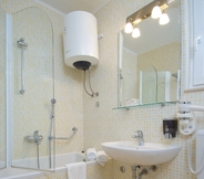 Toilet Kamar 4 Aparthotel Pharia