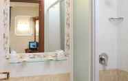 In-room Bathroom 4 Hotel Chicago