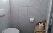 Toilet Kamar 6 Pension Elisabeth - Rooms & Apartments