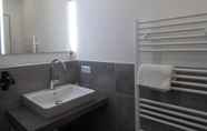 Toilet Kamar 5 Pension Elisabeth - Rooms & Apartments