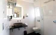 Toilet Kamar 4 Quentin Amsterdam Hotel