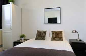 Kamar Tidur 4 Queen Hotel