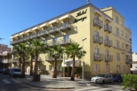 Exterior Hotel Ninays