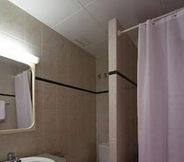 In-room Bathroom 3 Hotel Ninays