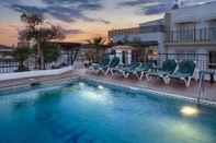 Swimming Pool Hotel Ninays