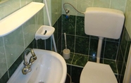 Toilet Kamar 2 Touring Hotel