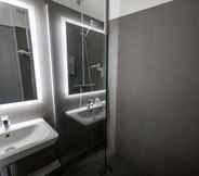 In-room Bathroom 3 Kyriad Clermont-Ferrand-Sud-La Pardieu