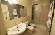 Toilet Kamar 6 Hotel Marine