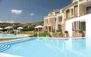 Swimming Pool 5 Residence Baia Caddinas