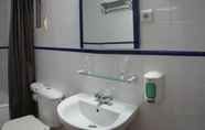 Toilet Kamar 6 Hostal Jentoft