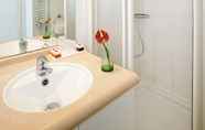 In-room Bathroom 2 Séjours & Affaires Créteil Le Magistere