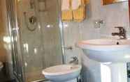 Toilet Kamar 2 Villa Rosa Sorrento