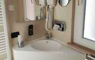 In-room Bathroom 7 Hotel Clarin 14 by Dori