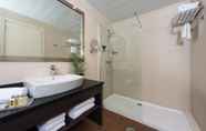 In-room Bathroom 2 Capri by Fraser Barcelona