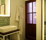 In-room Bathroom 7 Babel Boutique