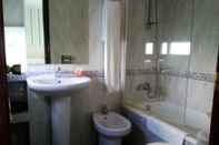 In-room Bathroom Rodeiramar 2A