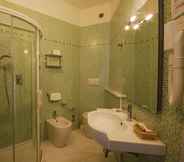 In-room Bathroom 5 Hotel Bellevue