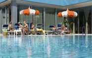 Swimming Pool 2 Hotel Parigi