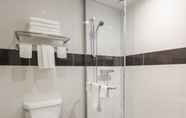 In-room Bathroom 4 Hôtel & Suites Le Dauphin Drummondville