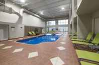 Swimming Pool Hôtel & Suites Le Dauphin Drummondville