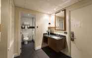 Toilet Kamar 6 Hôtel & Suites Le Dauphin Drummondville