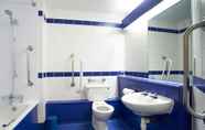 In-room Bathroom 3 Travelodge Inverness Fairways