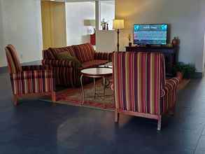 Lobby 4 Country Inn & Suites by Radisson, Harrisburg - Hershey West, PA