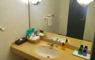 Toilet Kamar 7 Royal View Hotel Churaumi