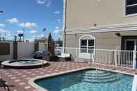 Kolam Renang Country Inn & Suites by Radisson, Tampa Airport North, FL