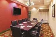 Functional Hall La Quinta Inn & Suites by Wyndham Port Arthur