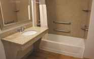 In-room Bathroom 6 La Quinta Inn & Suites by Wyndham Tucumcari