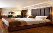 Kamar Tidur 6 The Grand Magrath Hotel