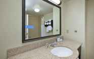 In-room Bathroom 4 Hampton Inn & Suites Plattsburgh