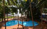 สระว่ายน้ำ 6 Bambolim Beach Resort