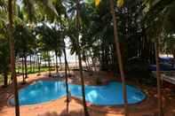 สระว่ายน้ำ Bambolim Beach Resort
