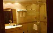In-room Bathroom 7 Beverly Hotel