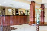 Lobby Comfort Suites Atlanta Airport