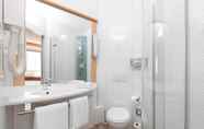 In-room Bathroom 5 ibis Locarno