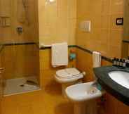 In-room Bathroom 6 Hotel Villa Maria Au Lac