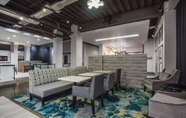 Lobi 7 La Quinta Inn & Suites by Wyndham Winchester