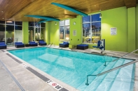 Swimming Pool La Quinta Inn & Suites by Wyndham Winchester