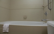 In-room Bathroom 7 Days Inn by Wyndham Oklahoma City/Moore