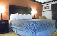 Bedroom 4 Days Inn by Wyndham Oklahoma City/Moore
