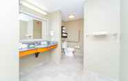 Toilet Kamar 7 Hampton Inn & Suites by Hilton Brantford Conference Centre