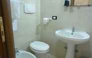 Toilet Kamar 6 Hotel Mercurio