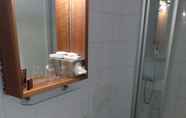 Toilet Kamar 5 Prinz Myshkin Parkhotel