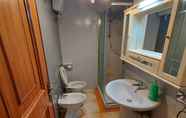 Toilet Kamar 6 Vatican Rooms Guest House