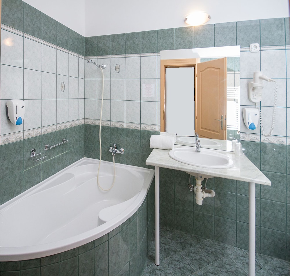 In-room Bathroom 6 Platan Hotel
