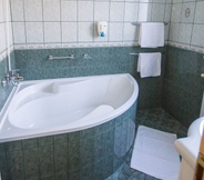 In-room Bathroom 3 Platan Hotel